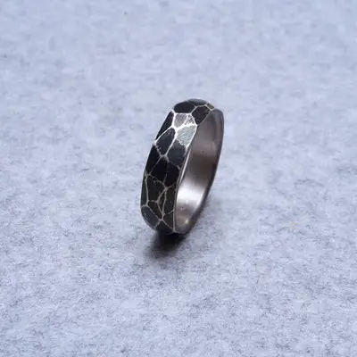 Silberring, geschwärzt, 150 Euro