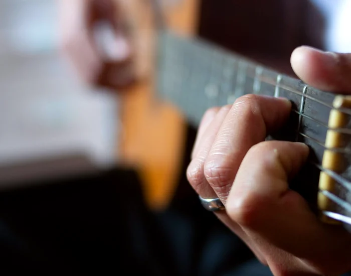 Erste Akkorde auf der Akustikgitarre