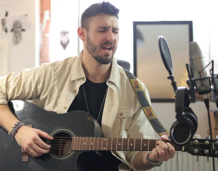 Gesangs- und Gitarrenaufnahme